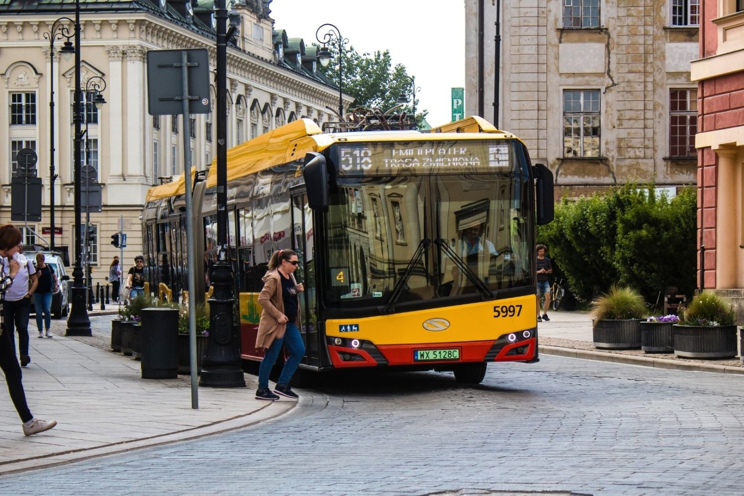 Nowy rozkład jazdy ZTM Warszawa. Od września stolica wraca na najwyższe obroty. Autobus komunikacji miejskiej w Warszawie.