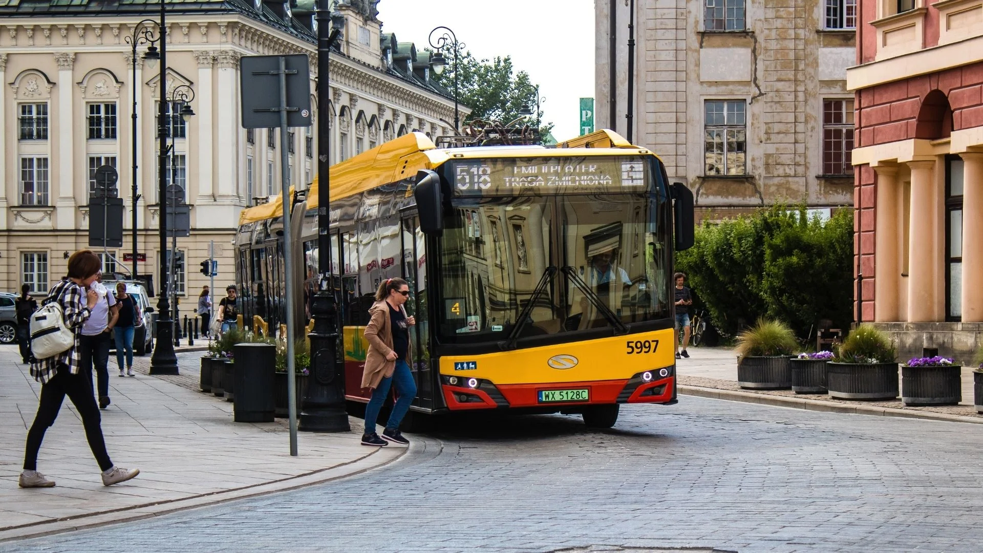 Nowy rozkład jazdy ZTM Warszawa. Od września stolica wraca na najwyższe obroty. Autobus komunikacji miejskiej w Warszawie.