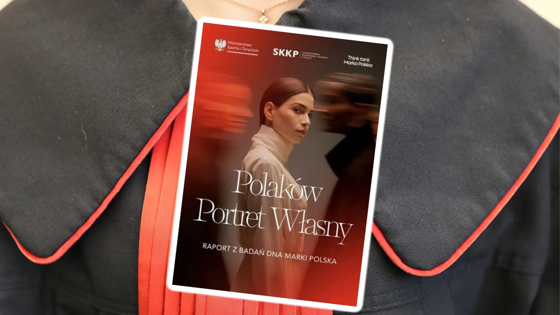 Mamy śledztwo w sprawie "Marka Polska". Pojawiły się poważne zarzuty wyłudzenia Prokurator w stroju. Plakat projektu "Polaków portret własny"
