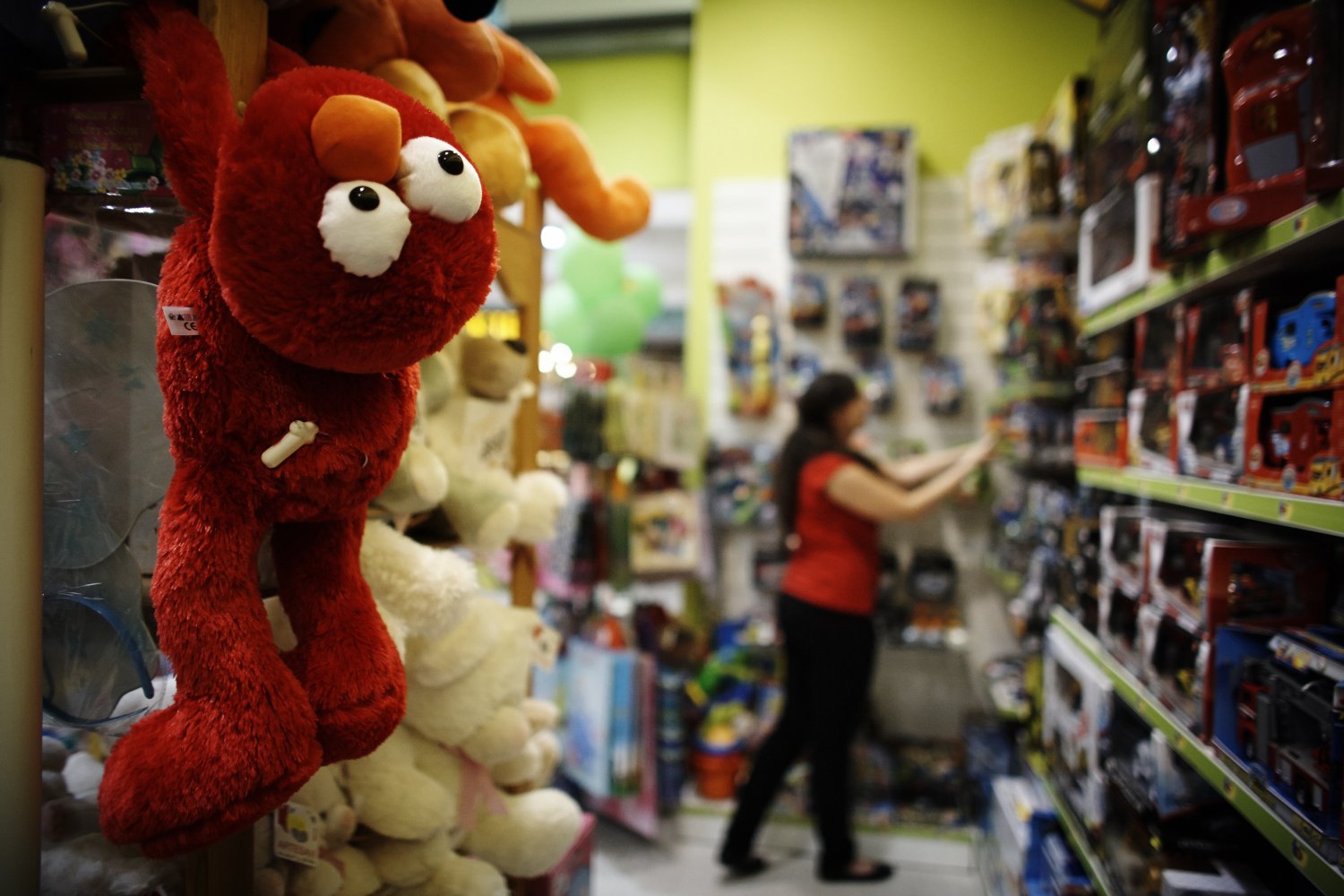 W sklepie z zabawkami Toys"R"Us nazwy produktów na etykietach znajdują się "na granicy komunikatywności".