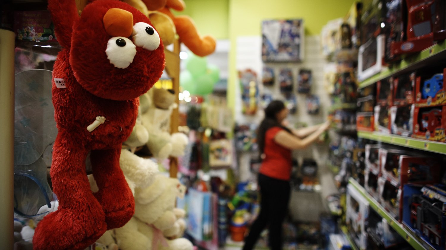 W sklepie z zabawkami Toys"R"Us nazwy produktów na etykietach znajdują się "na granicy komunikatywności".