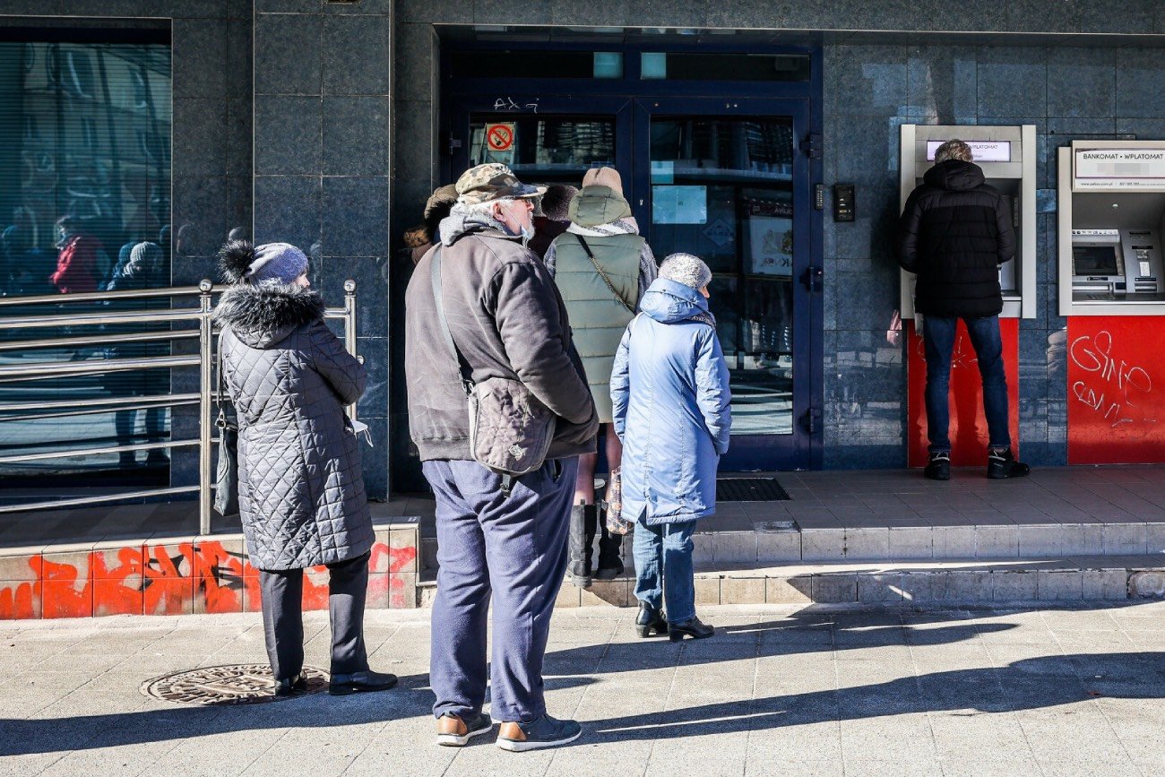 Kolejka do bankomatu