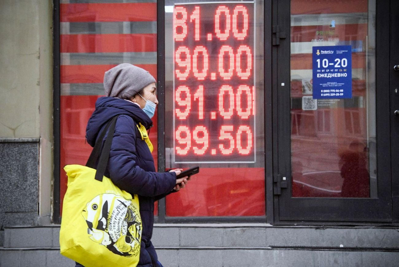 Kurs rubla ciągle spada, analitycy przewidują, że niedługo za dolara trzeba będzie płacić 100 rubli. Pytanie tylko kiedy to nastąpi