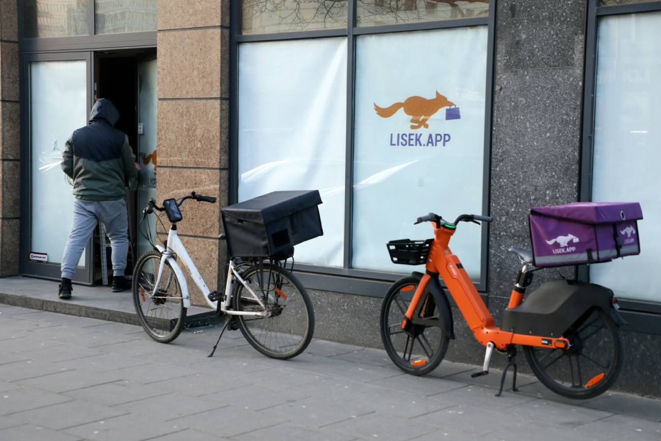 Kurier przy dark store.