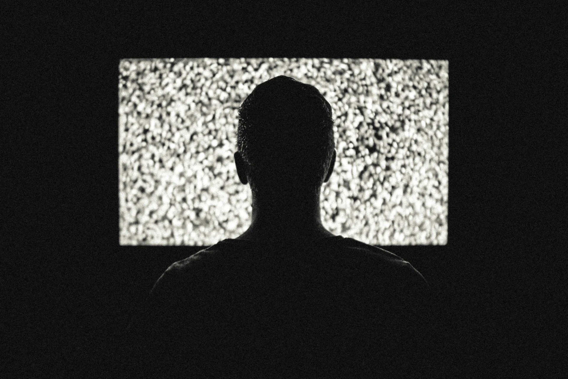 Nałogowe przesiadywanie przed telewizorem lub na mediach społecznościowych najczęściej jest sygnałem, że coś się dzieje "pod powierzchnią".