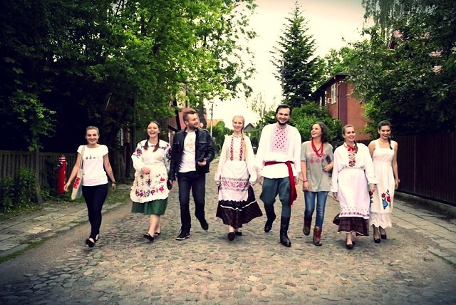 Xoroshe to jedna z polskich firm, której ubrania inspirowane są lokalną tradycją