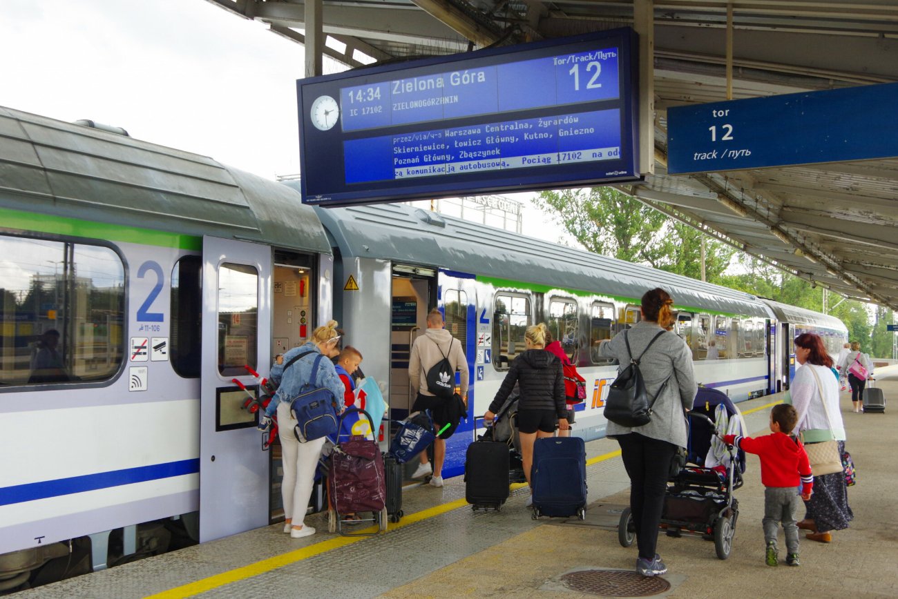 Pasażerowie wsiadają do pociągu PKP Intercity