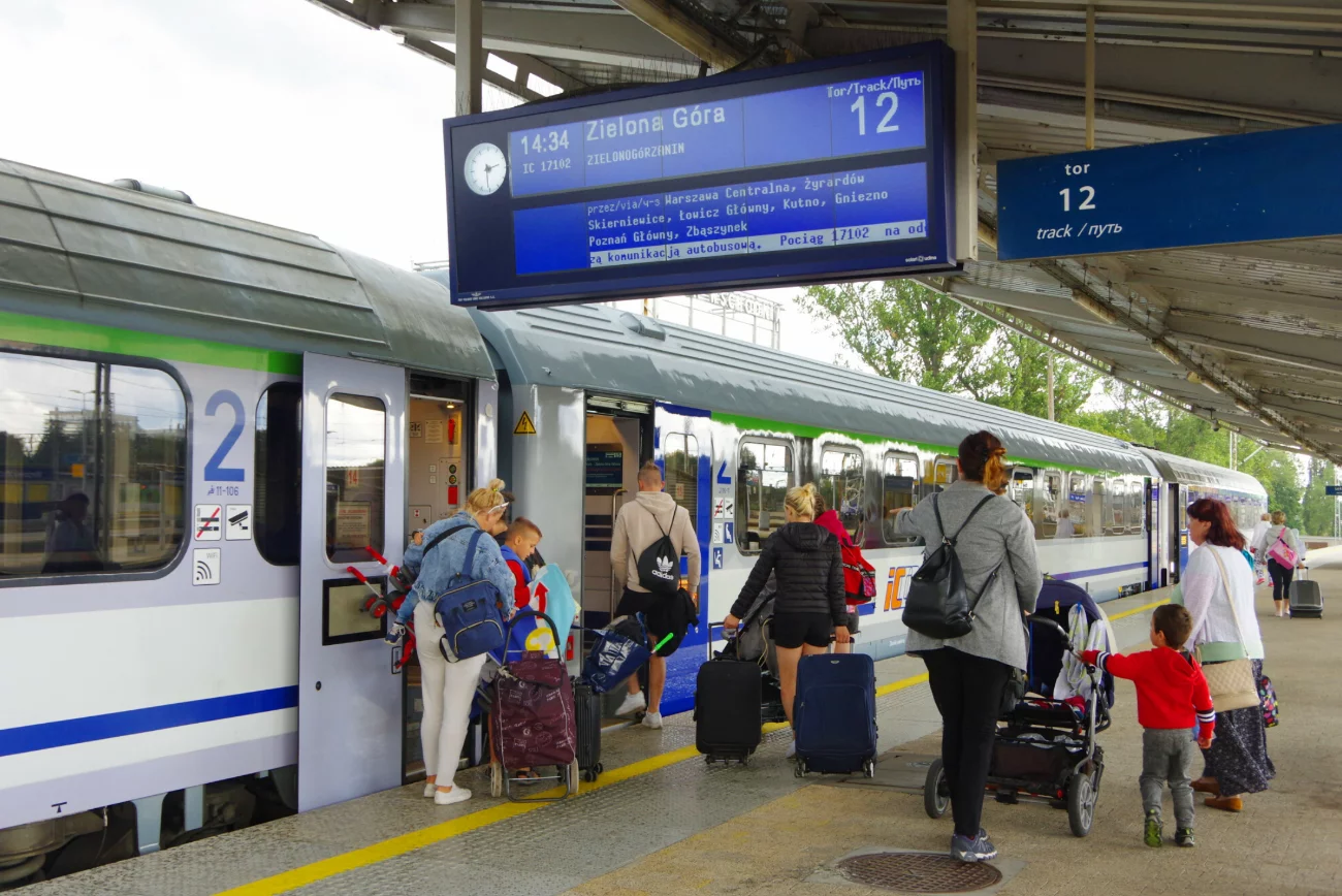 Pasażerowie wsiadają do pociągu PKP Intercity