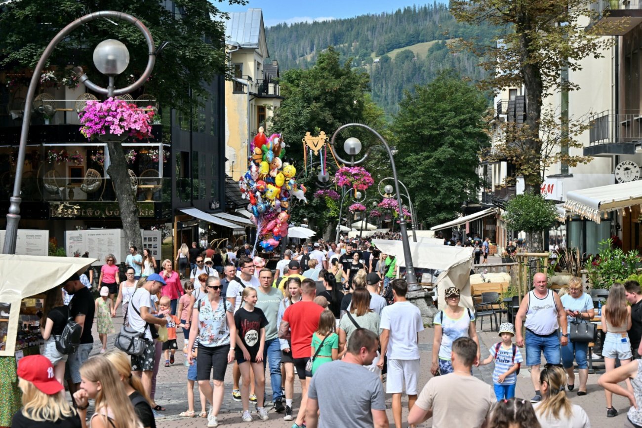 Tłumy na Krupówkach w Zakopanem.