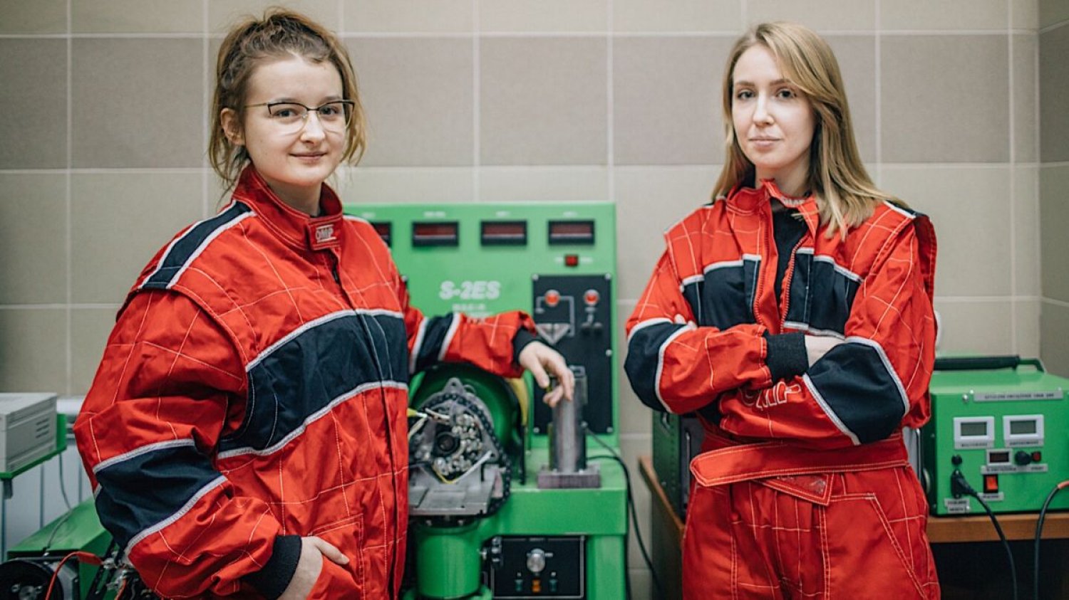 Bycie dziewczyną nie przeszkadza działać im w warsztacie. Właśnie kończą projekt elektrokonwersji gokarta.