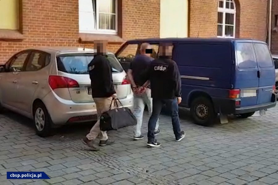 Policjanci CBŚP zatrzymali 13 osób biorących udział w cukrowych przekrętach.