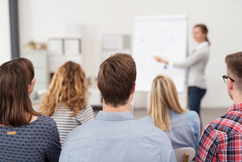 Przeprowadzane w Polsce szkolenia zbyt często przypominają uczelniane wykłady. Eksperci proponują inną ścieżkę edukacji