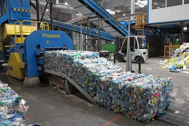 Plastikowe butelki w sortowni, gotowe do recyklingu