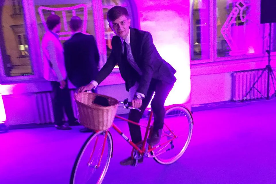 Jakub Biel na rowerze.