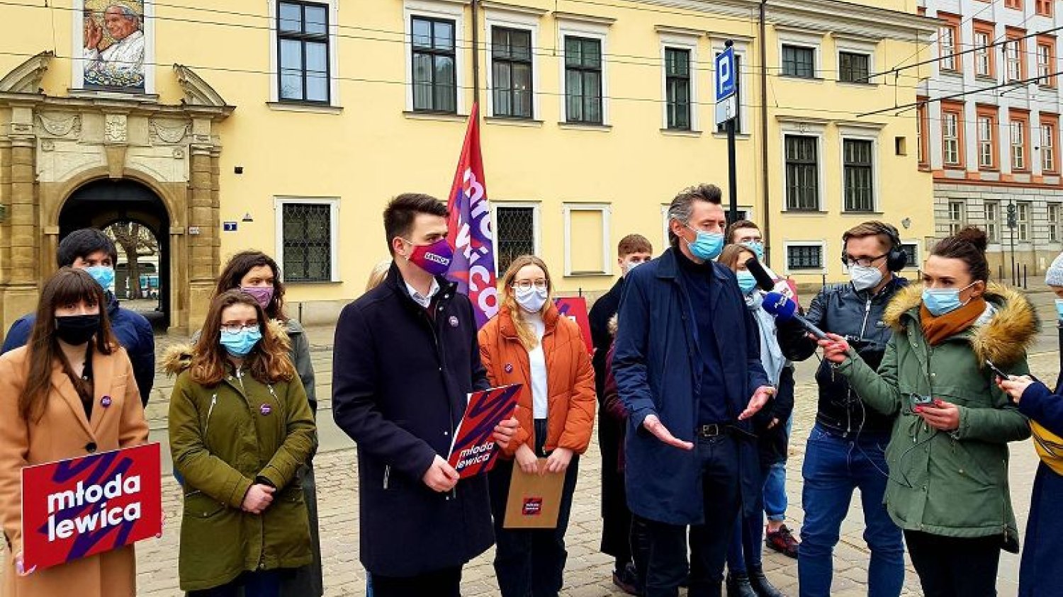 Konferencja prasowa ws. wynagrodzeń katechetów i katechetek i wyprowadzenia religii ze szkół odbyła się przed krakowską kurią.
