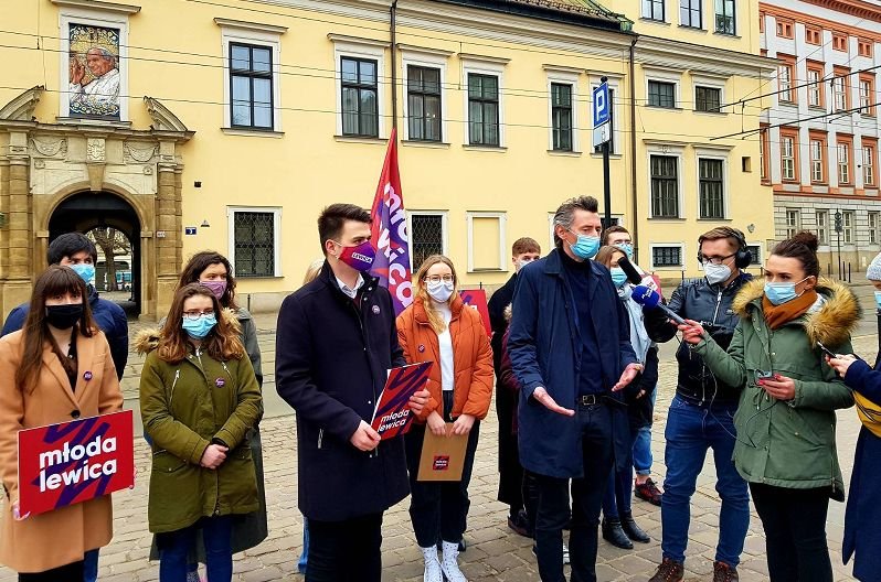 Konferencja prasowa ws. wynagrodzeń katechetów i katechetek i wyprowadzenia religii ze szkół odbyła się przed krakowską kurią.