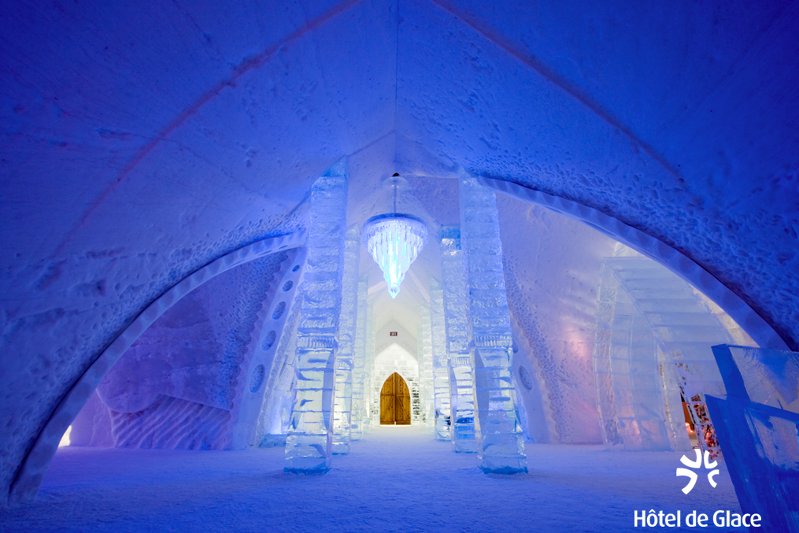 Hotel de Glace jest jedynym czynnym hotelem lodowym w Ameryce Północnej. Turyści mogą w nim znaleźć zakwaterowanie na początku każdego nowego roku.