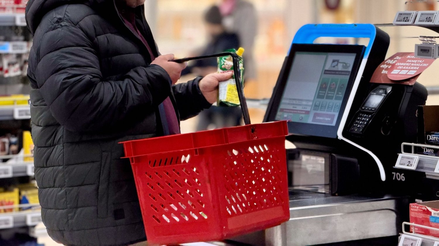 Pułapka kas samoobsługowych. Automat wyciąga z Ciebie więcej niż kasjer. Klient przy kasie samoobsługowej.