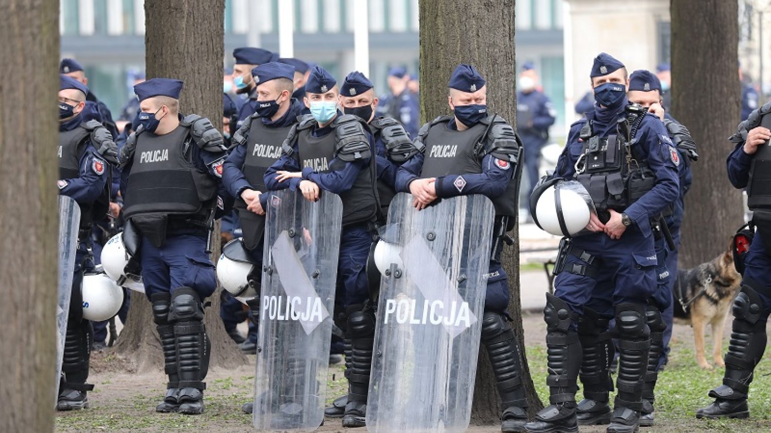 Policja podczas obchodów 11. rocznicy katastrofy smoleńskiej.