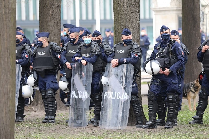 Policja podczas obchodów 11. rocznicy katastrofy smoleńskiej.