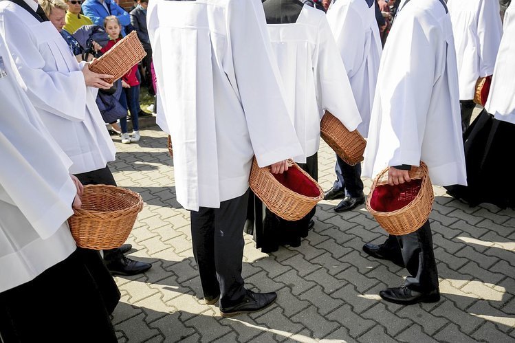 Kościół w Chojnicach uzbierał już na nowe ławy, a ostatnio organizuje tzw. Weekendy dla Narzeczonych.