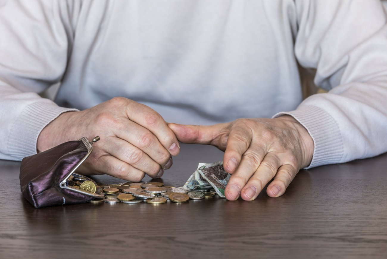 Mężczyzna liczy pieniądze