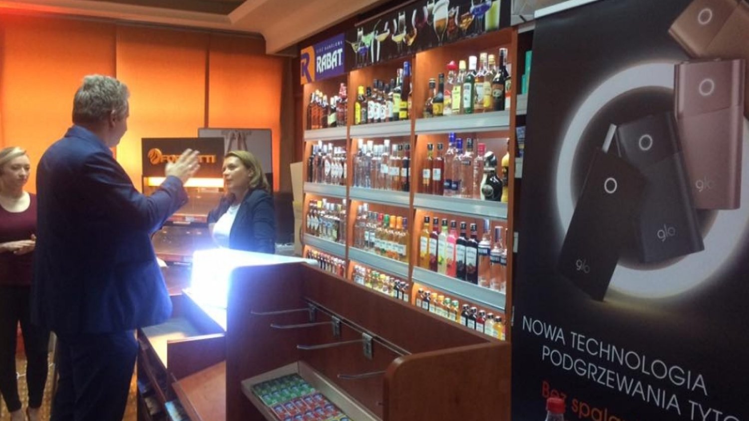 Sieć działa w trzech formatach: sklepy monopolowe, ogólnospożywcze i convenience.
