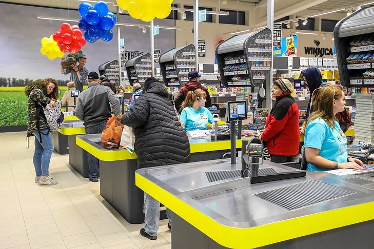 Lidl podnosi pensje od lutego. Kasjer z doświadczeniem będzie zarabiał więcej niż nauczyciel.