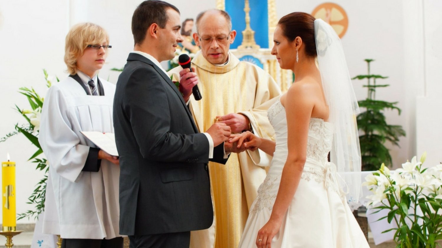 Jeśli przyjmiemy, że 700 złotych to "zwyczajowy" datek za ślub, to przeszło 120 tys. ślubów konkordatowych w Polsce, daje przychód rzędu ponad 50 mln zł.