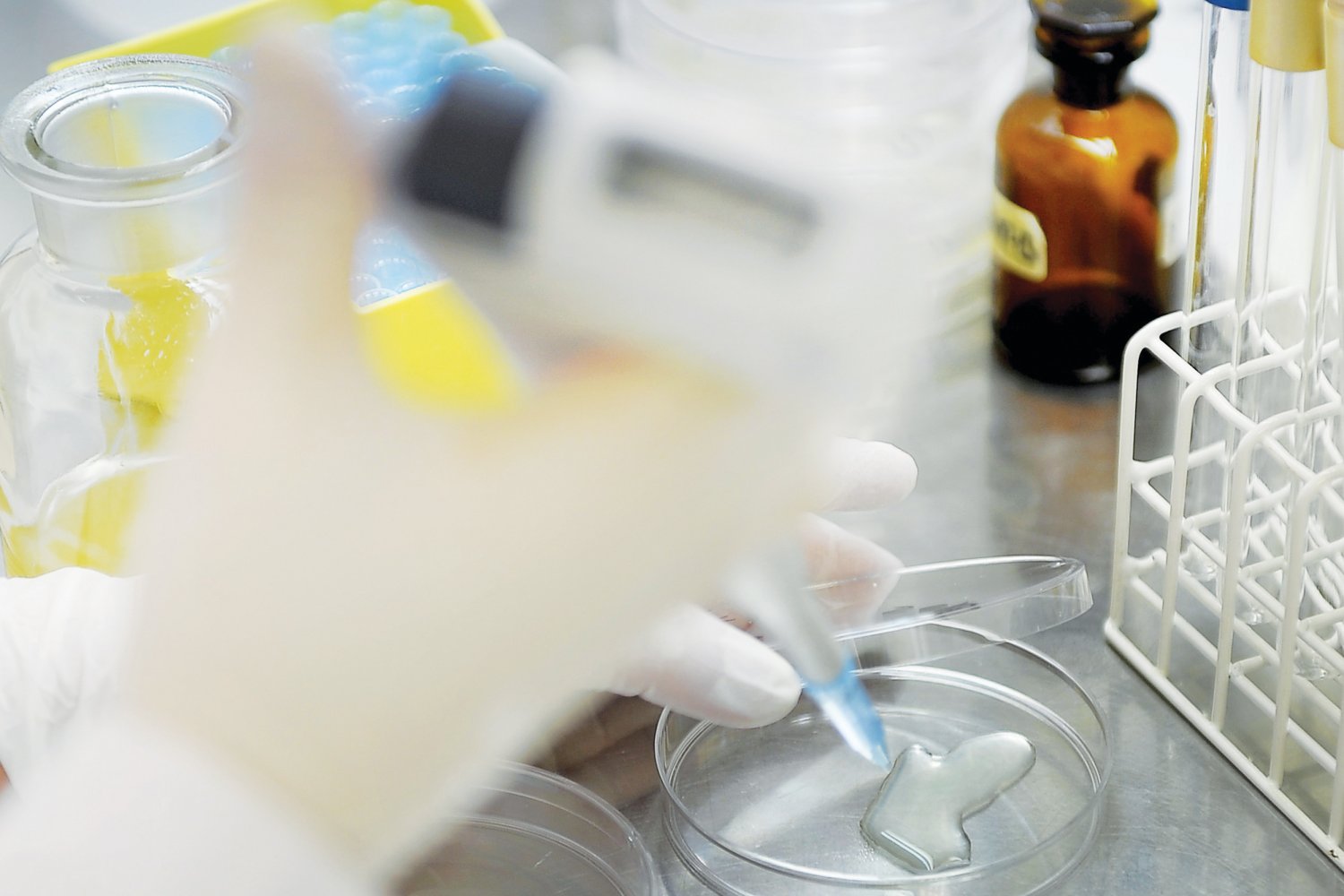 - To atmosfera laboratorium doprowadza do stworzenia czegoś naprawdę zaskakującego - twierdzi Łukasz Pyzioł, dyrektor Działu Nauki, Badań i Rozwoju w Cederroth Polska S.A., firmie znanej m.in z marek takich jak Soraya i Dermika