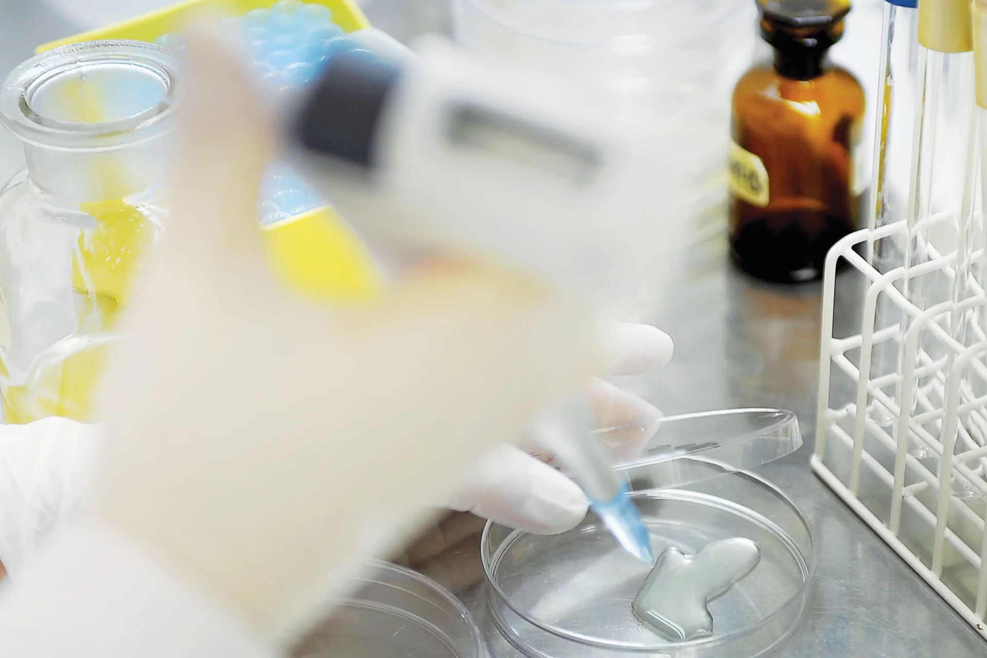 - To atmosfera laboratorium doprowadza do stworzenia czegoś naprawdę zaskakującego - twierdzi Łukasz Pyzioł, dyrektor Działu Nauki, Badań i Rozwoju w Cederroth Polska S.A., firmie znanej m.in z marek takich jak Soraya i Dermika