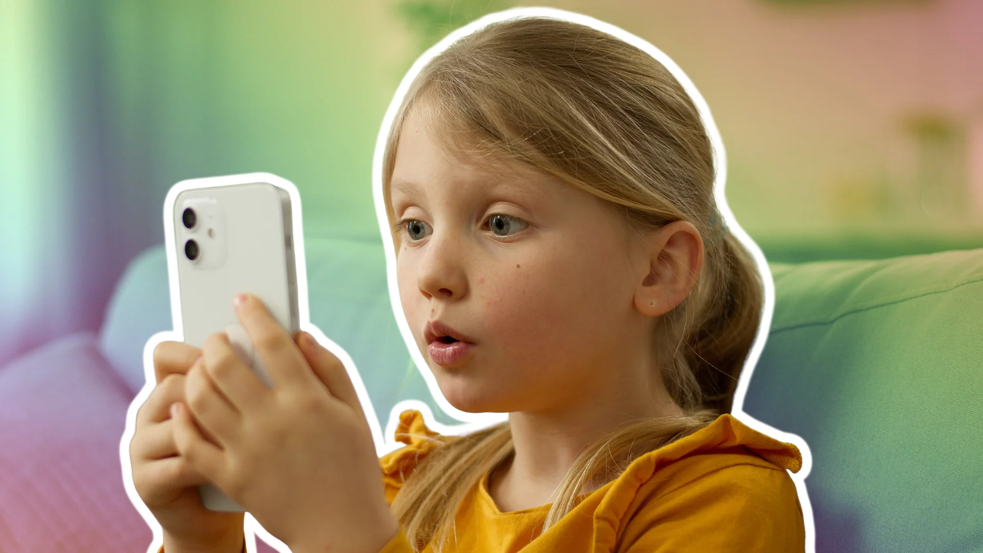 Mała dziewczynka trzymająca telefon i zaskoczona tym co tam widzi.