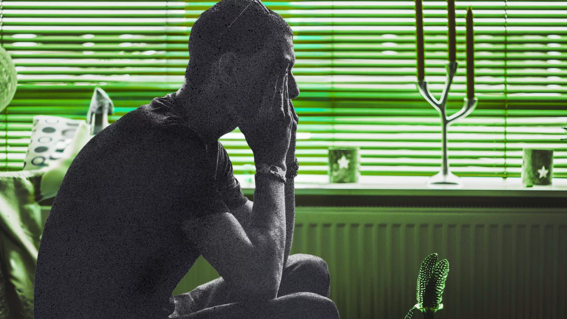 Mężczyzna siedzi w pokoju i zasłania twarz dłońmi. Syndrom odroczonego życia