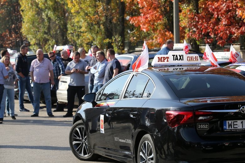 Taksówkarze regularnie protestują przeciw Uberowi i innym aplikacjom, domagając się ich delegalizacji. Kwietniowy protest już zakończony, taksówkarze dali się omamić. Nie wiadomo, jak technicznie miałoby wyglądać wyłączenie Ubera i aplikacji do zamawiania