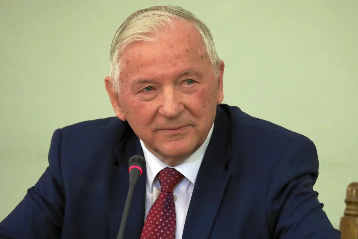 – Rząd uznał, że może bez konsekwencji prawnych przejąć część zgromadzonych w funduszu solidarności środków. Chodziło o sumę 20-30 miliardów złotych, bo na tyle mniej więcej wycenia się piątkę Kaczyńskiego – wyjaśnia prof. Stanisław Gomułka.