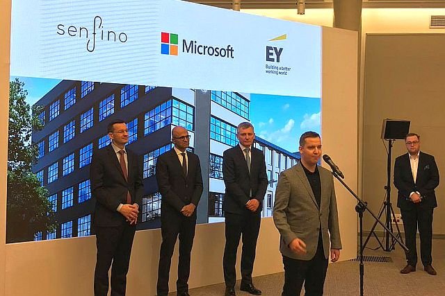 Wicepremier Morawiecki, CEO Microsoftu Satya Nadella, Partner Zarzadzajacy EY Polska Jacek Kędzior oraz Tomasz Rutkowski i Łukasz Leśniak z Senfino podczas ogłoszenia startu inicjatywy Startberry