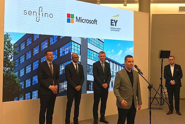 Wicepremier Morawiecki, CEO Microsoftu Satya Nadella, Partner Zarzadzajacy EY Polska Jacek Kędzior oraz Tomasz Rutkowski i Łukasz Leśniak z Senfino podczas ogłoszenia startu inicjatywy Startberry