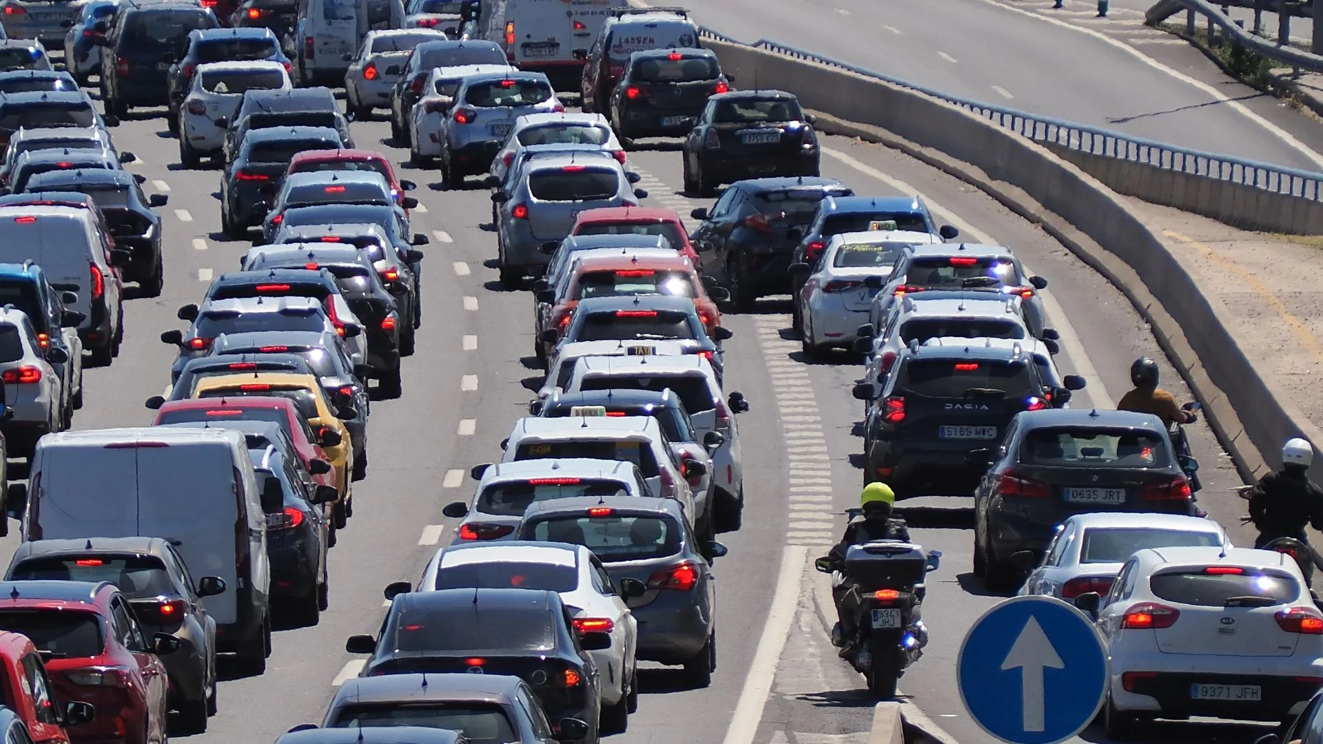 Samochody stoją w korku na drodze.