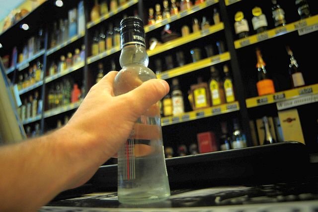 Żona posła PiS otworzyła w niedzielę z zakazem handlu swój sklep z alkoholem