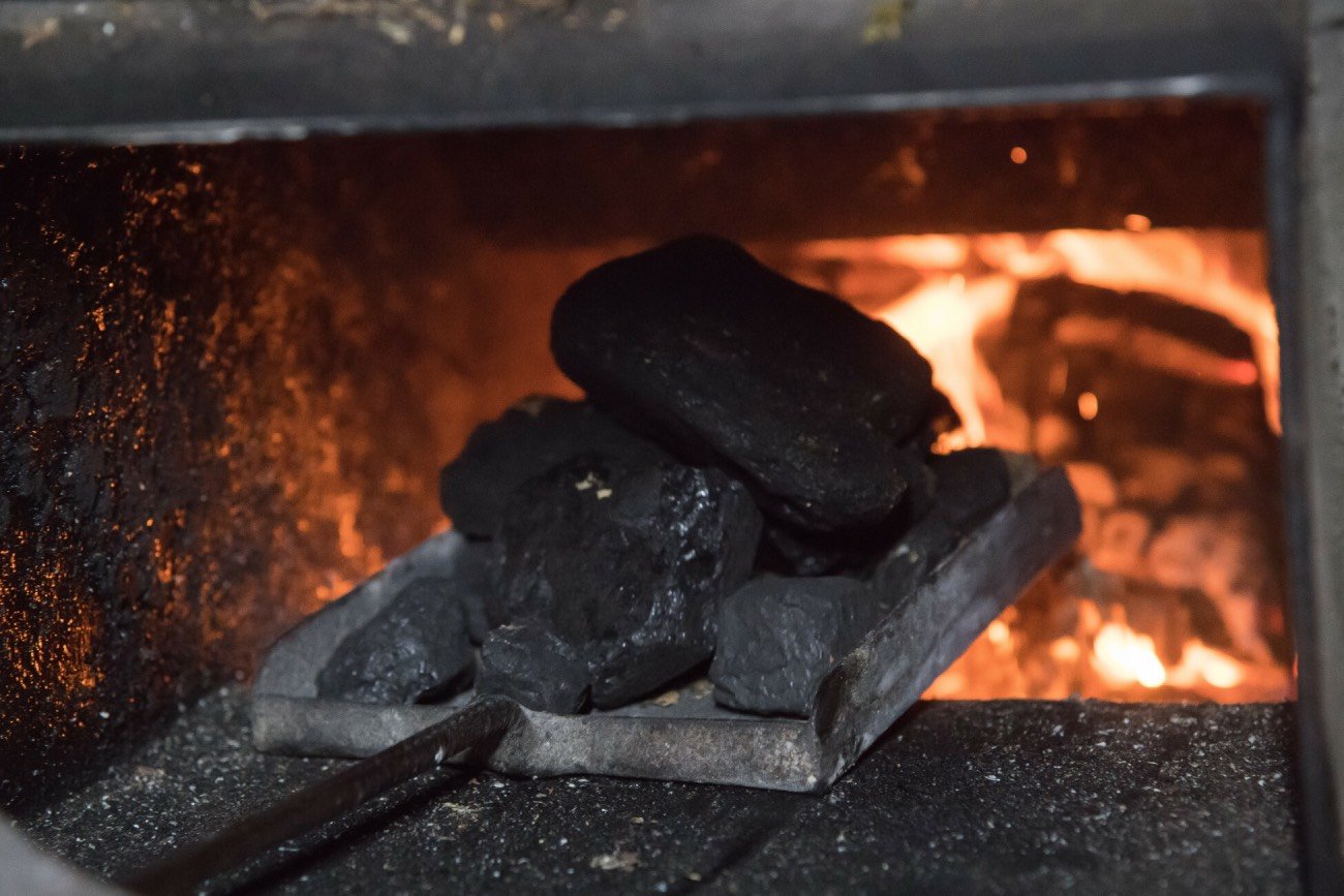 Palenie węglem w piecu węglowym