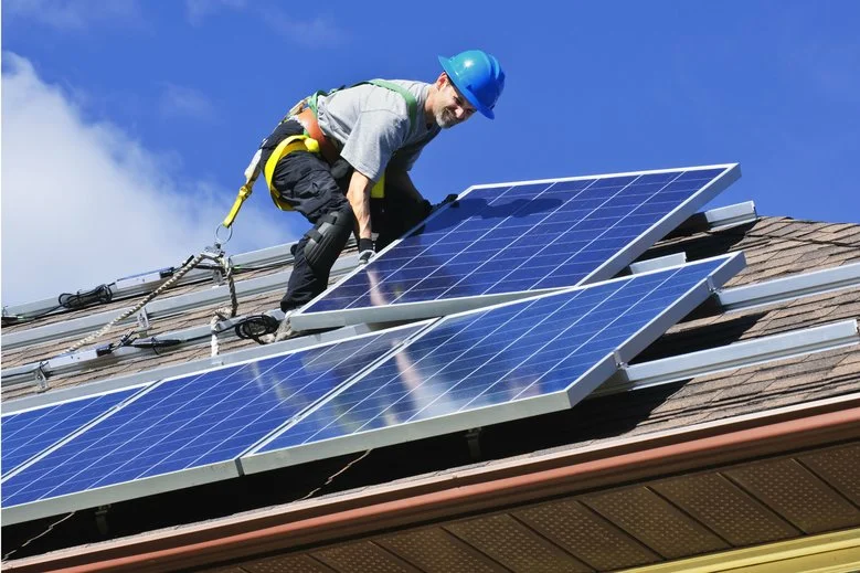 Dzisiejszy Kowalski nadwyżkę prądu uzyskaną z zamontowanych u siebie paneli fotowoltaicznych musi oddać koncernowi energetycznemu, zamiast odsprzedać sąsiadowi.