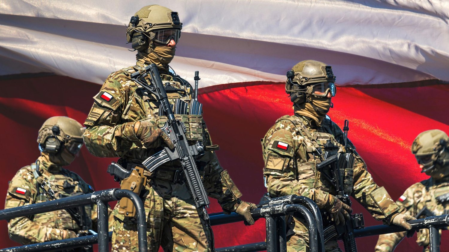 polscy żołnierze jednostek specjalnych na tle polskiej flagi