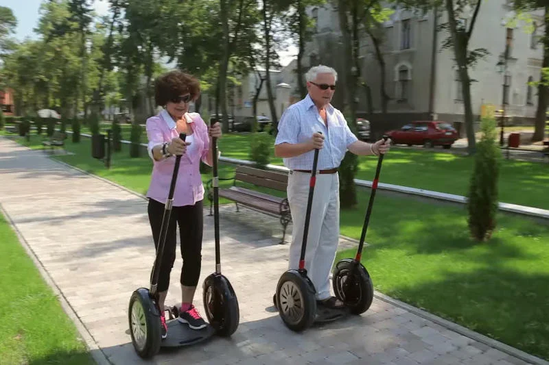 Pojazd przeznaczony jest zarówno dla osób młodszych jak i dla seniorów.