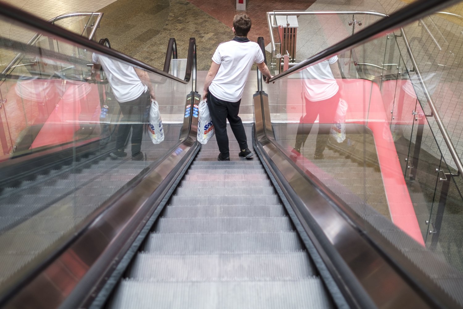 Sklepy skarżą się na mniejszy ruch.