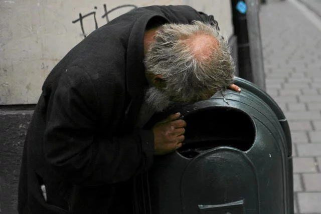 Dawanie pieniędzy bezdomnym często wspiera ich decyzję o życiu w bezdomności.