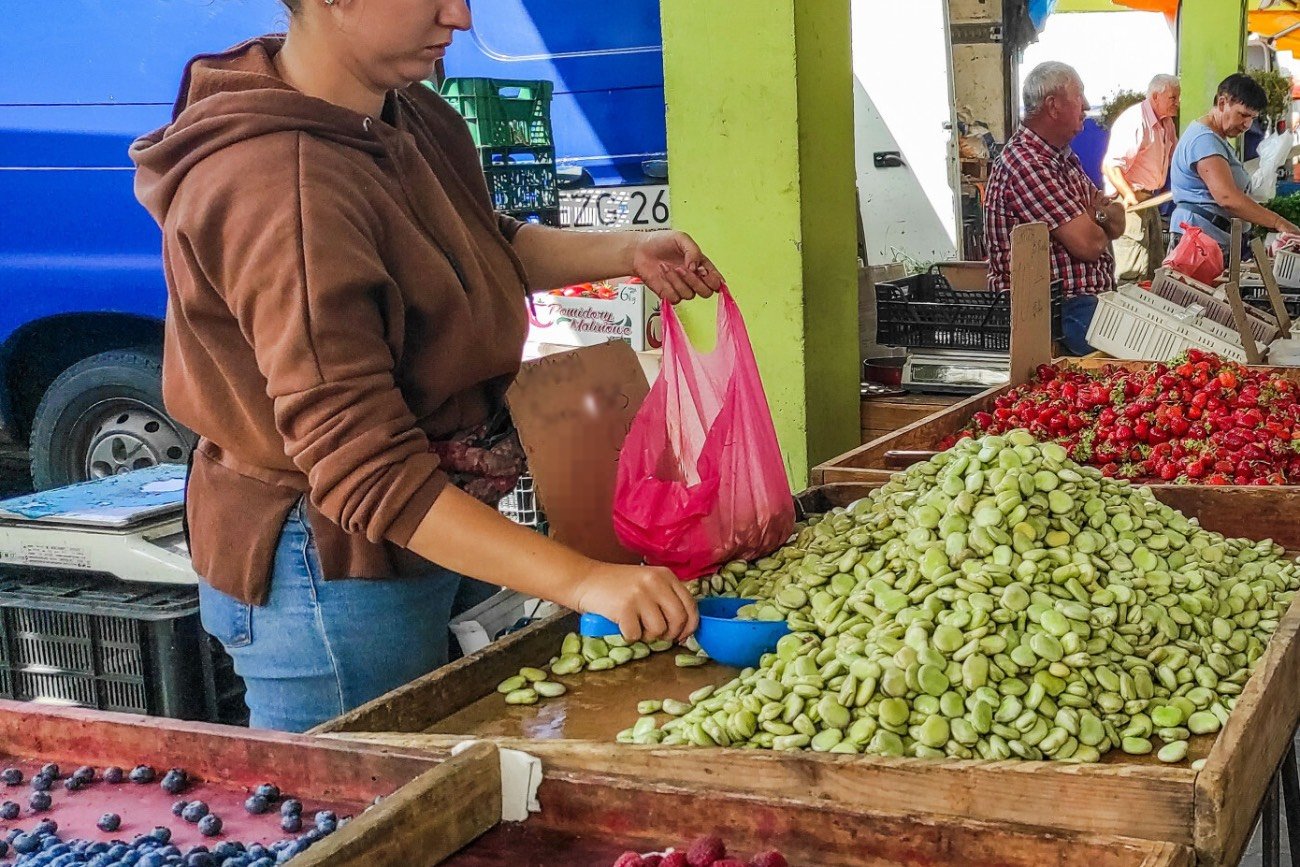 sprzedawczyni nakłada bób