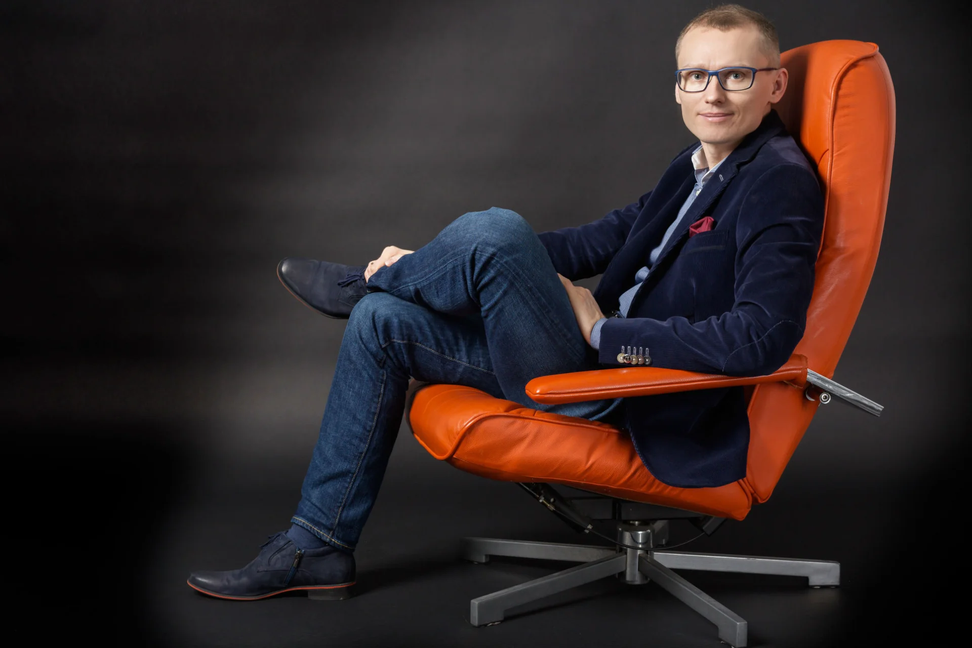 Kiedy jego pierwsza firma prawie zbankrutowała i przyniosła mu 200 tys. długu, za ostatnie 2 tys. kupił garnitur, żeby mieć w czym chodzić na spotkania z potencjalnymi klientami