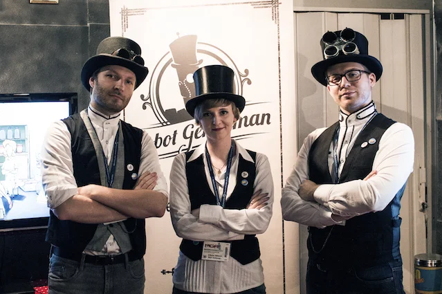 Robot Gentleman w swoim wizerunku korzystają z estetyki steampunkowej.