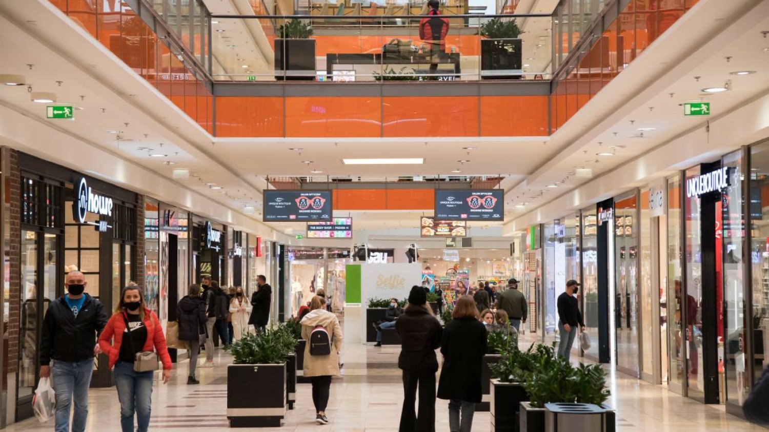 klienci w galerii handlowej