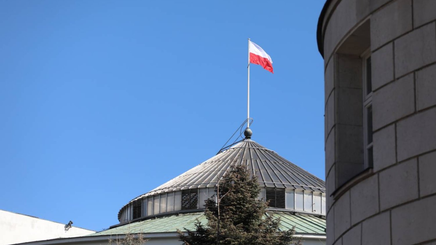 Budynek Sejmu z flagą Polski